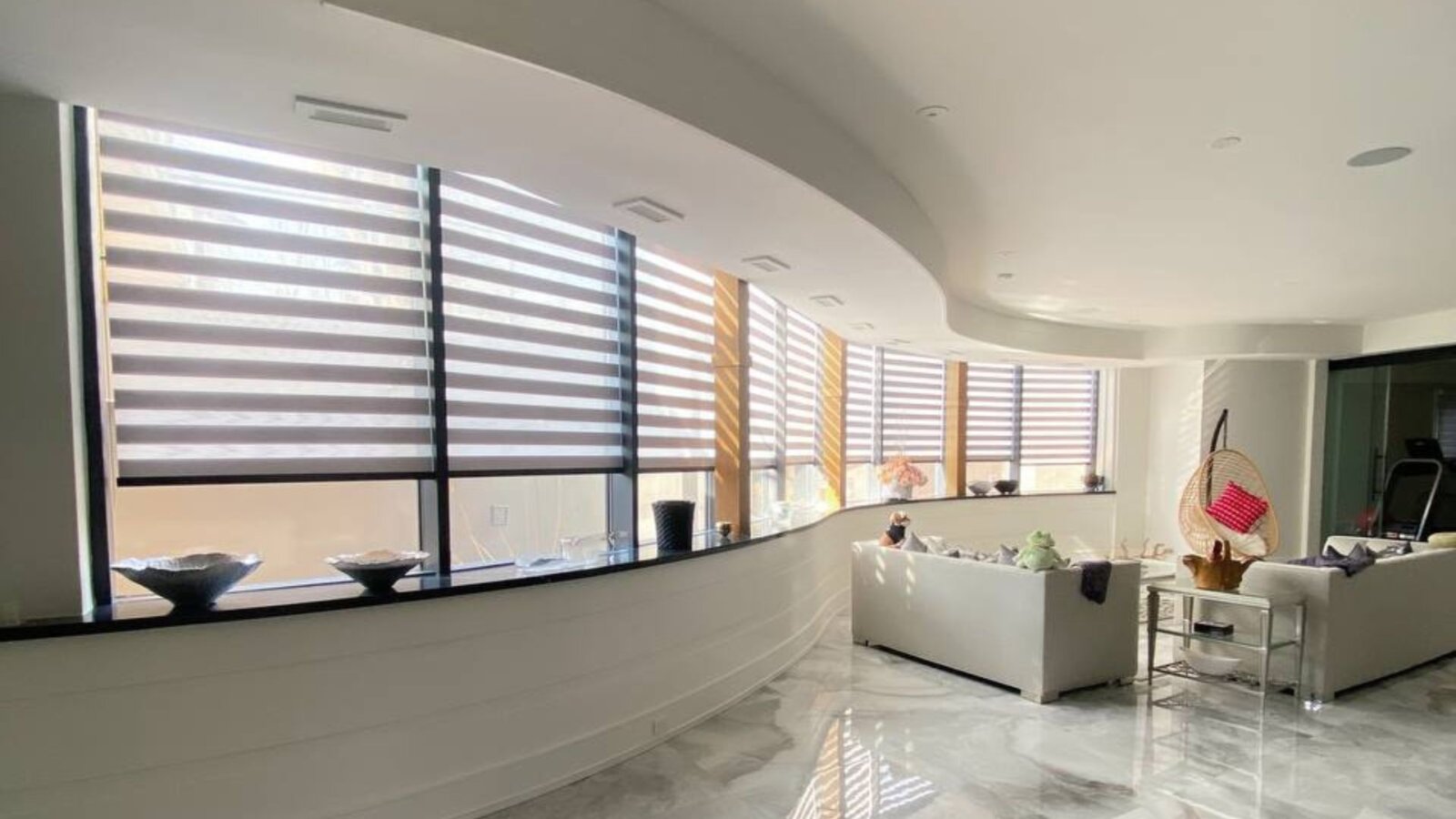 Hình rèm cầu vồng văn phòng che nắng đẹp mắt