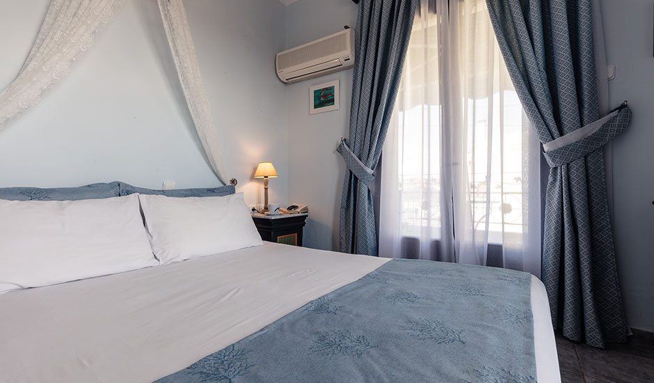 Không gian phòng khách sạn ấm cúng với rèm kéo cao cấp