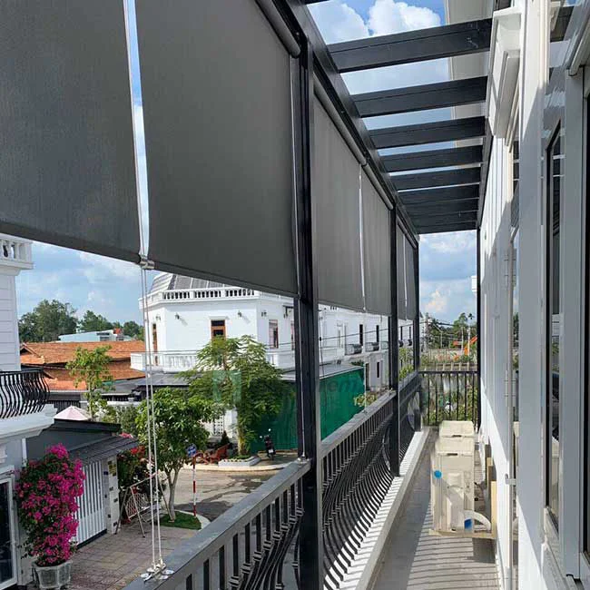 Không gian quán cafe thoáng mát với rèm cuốn lưới