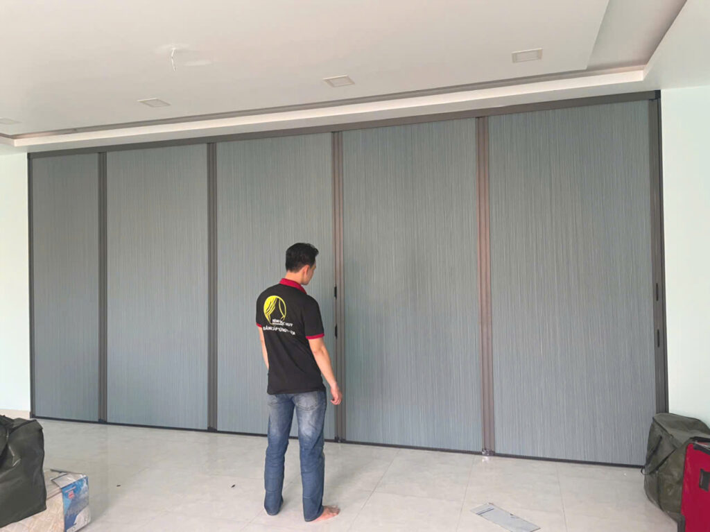 Mẫu rèm che cầu thang giúp không gian thêm gọn gàng