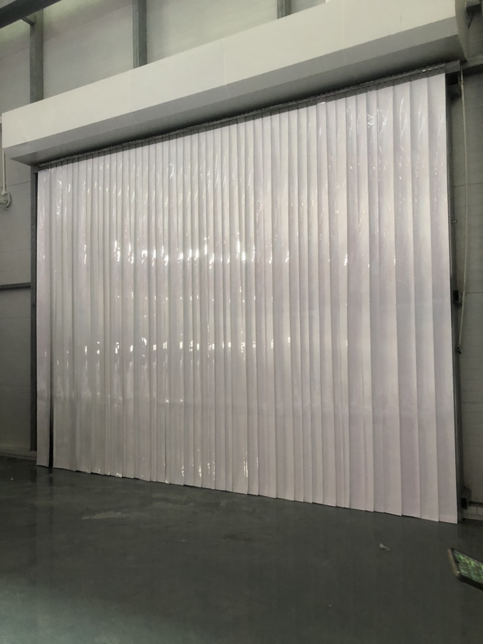 Rèm nhựa đục dày dặn, bền chắc, dễ vệ sinh
