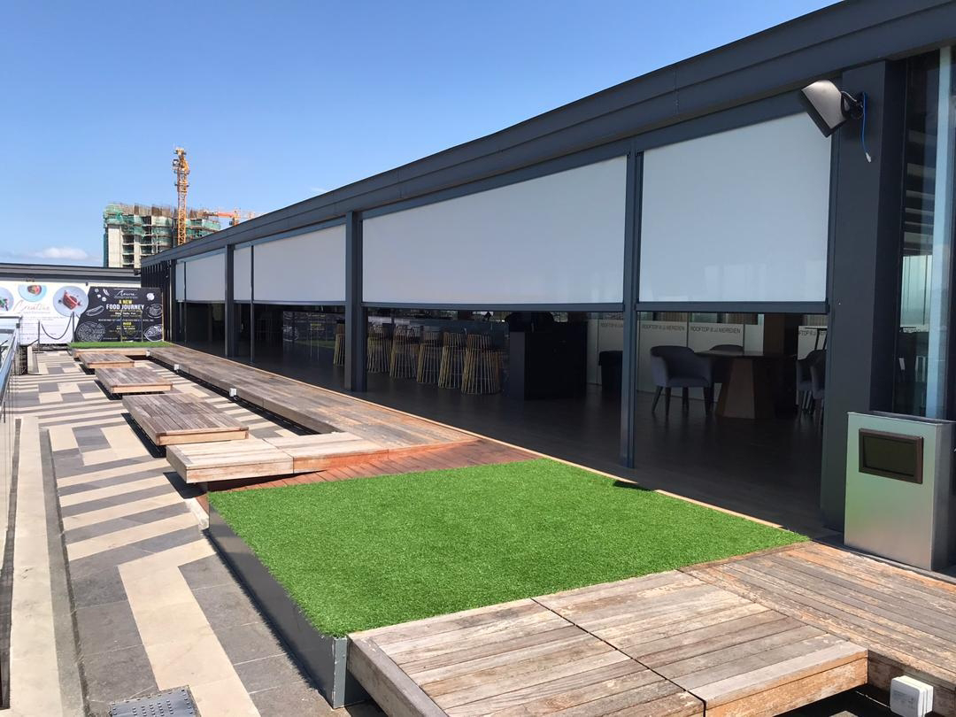 Mẫu rèm zipper hệ dẫn hướng hai bên cho ban công sang trọng