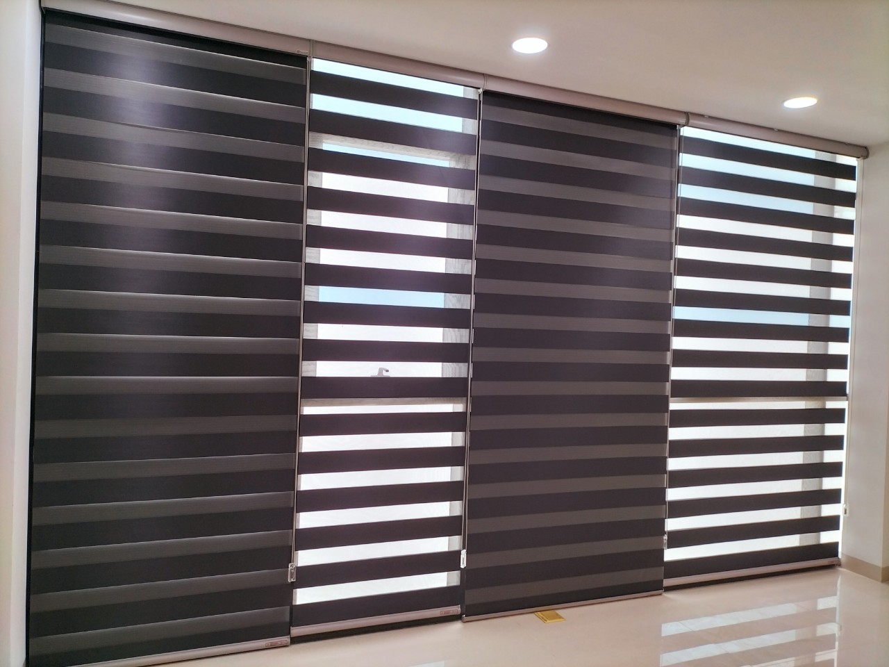 Rèm cầu vồng cửa chính phù hợp phong cách hiện đại