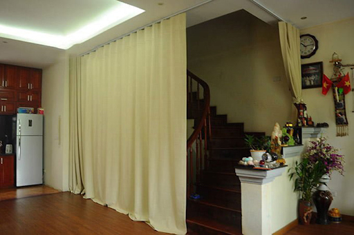 Rèm che cầu thang hiện đại cho nhà phố nhỏ