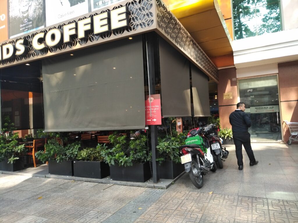 Rèm cuốn lưới che nắng quán cafe chống chói hiệu quả