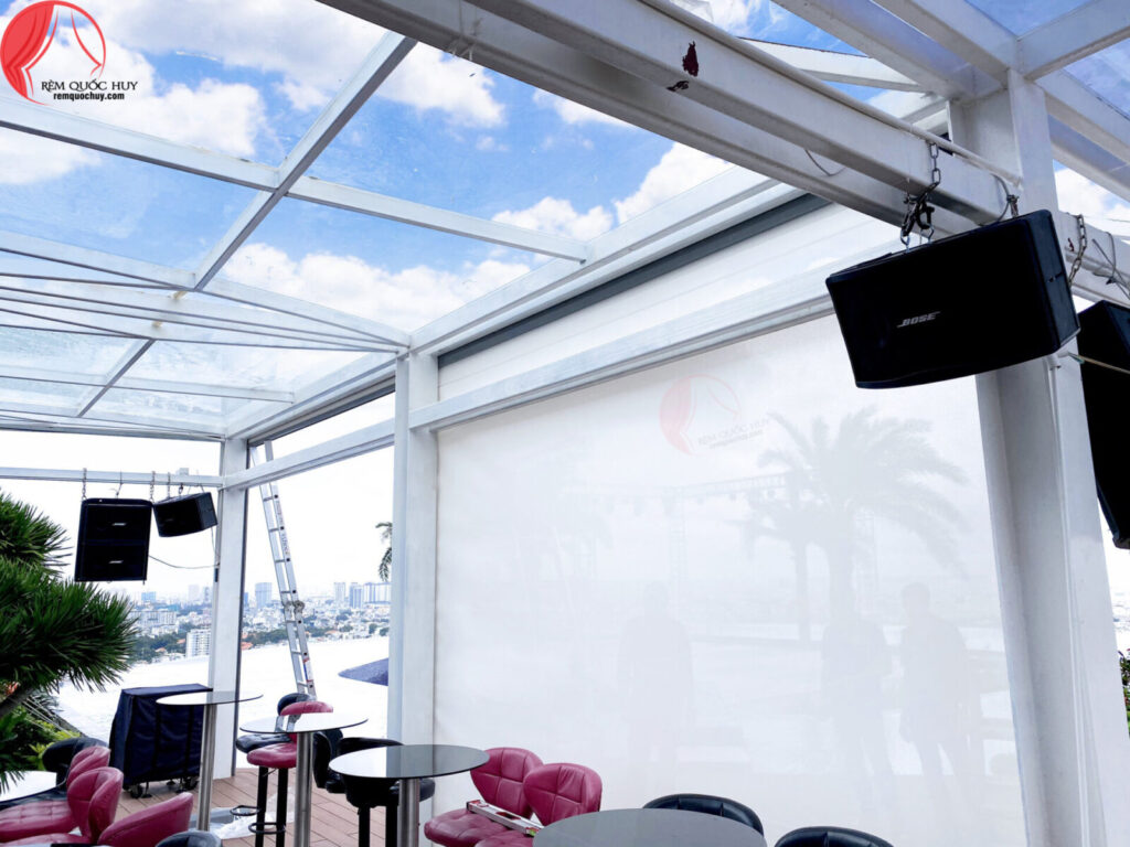 Rèm cuốn ngoài trời tự động cho sân vườn nhà phố hiện đại