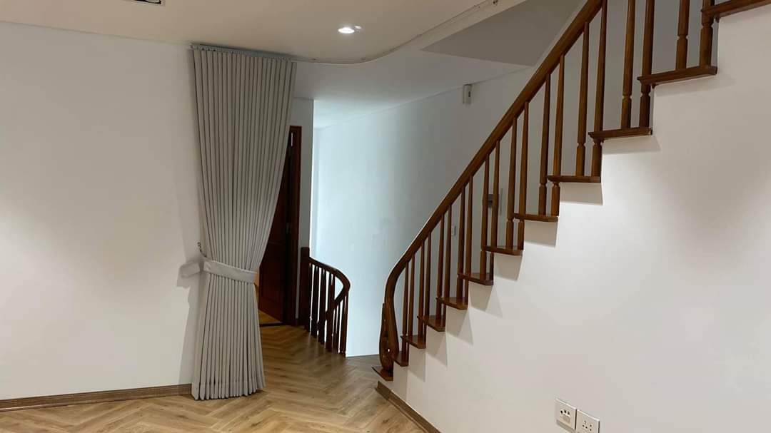 Rèm treo cầu thang hiện đại vừa trang trí vừa tiện ích