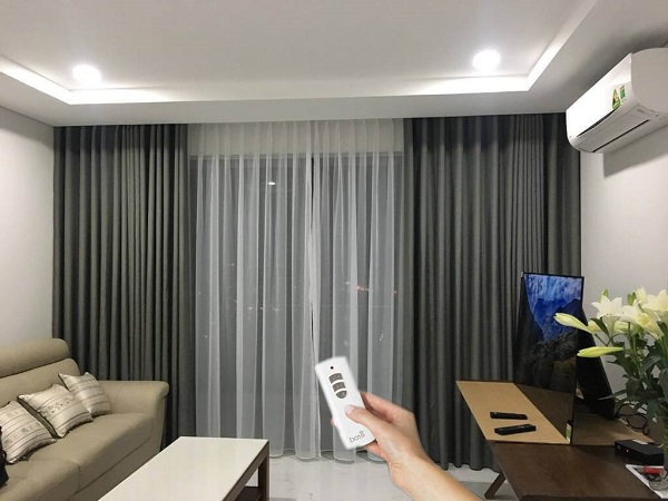 Rèm vải tự động mẫu mới 2025 lắp đặt trong phòng khách hiện đại