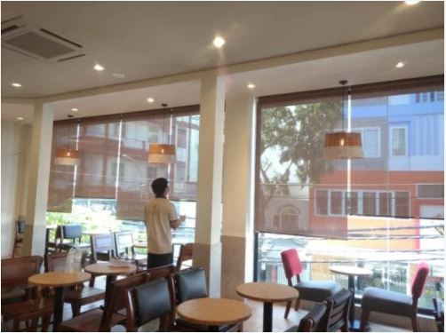 Trang trí quán cafe ngoài trời bằng rèm che