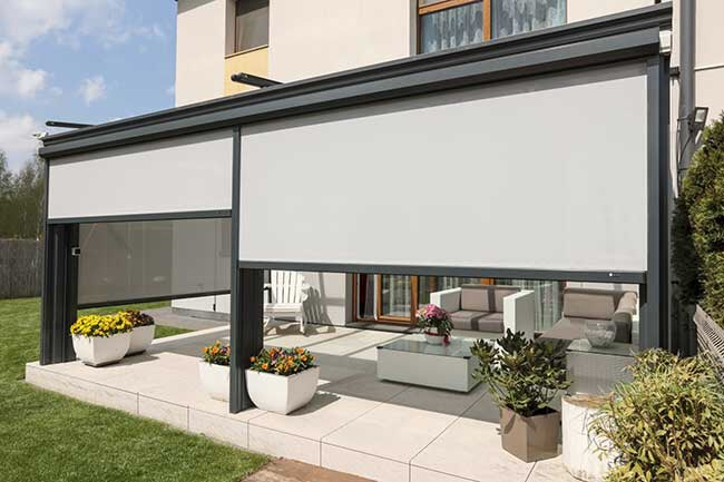 Ứng dụng rèm cuốn ngoài trời tự động hệ Zipscreen cho ban công