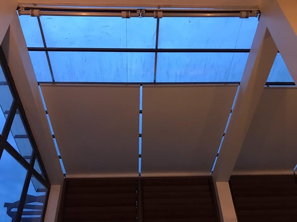 Giải pháp che nắng bằng rèm trần tự động cho mái kính sân thượng