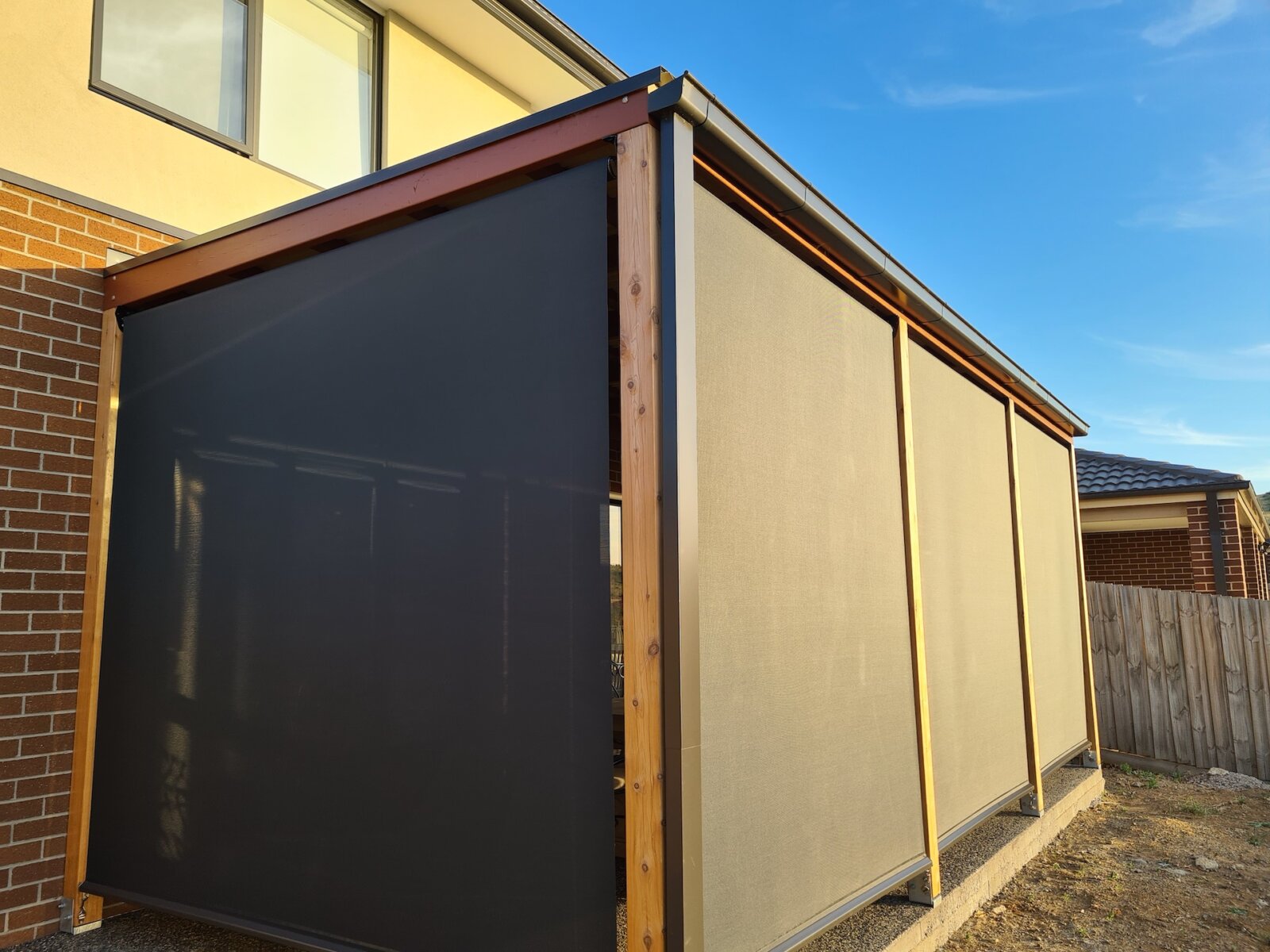 Giải pháp rèm tự động ngoài trời cho mặt tiền nhà phố