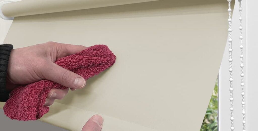Hướng dẫn cách vệ sinh rèm cuốn tại nhà nhanh và sạch như mới