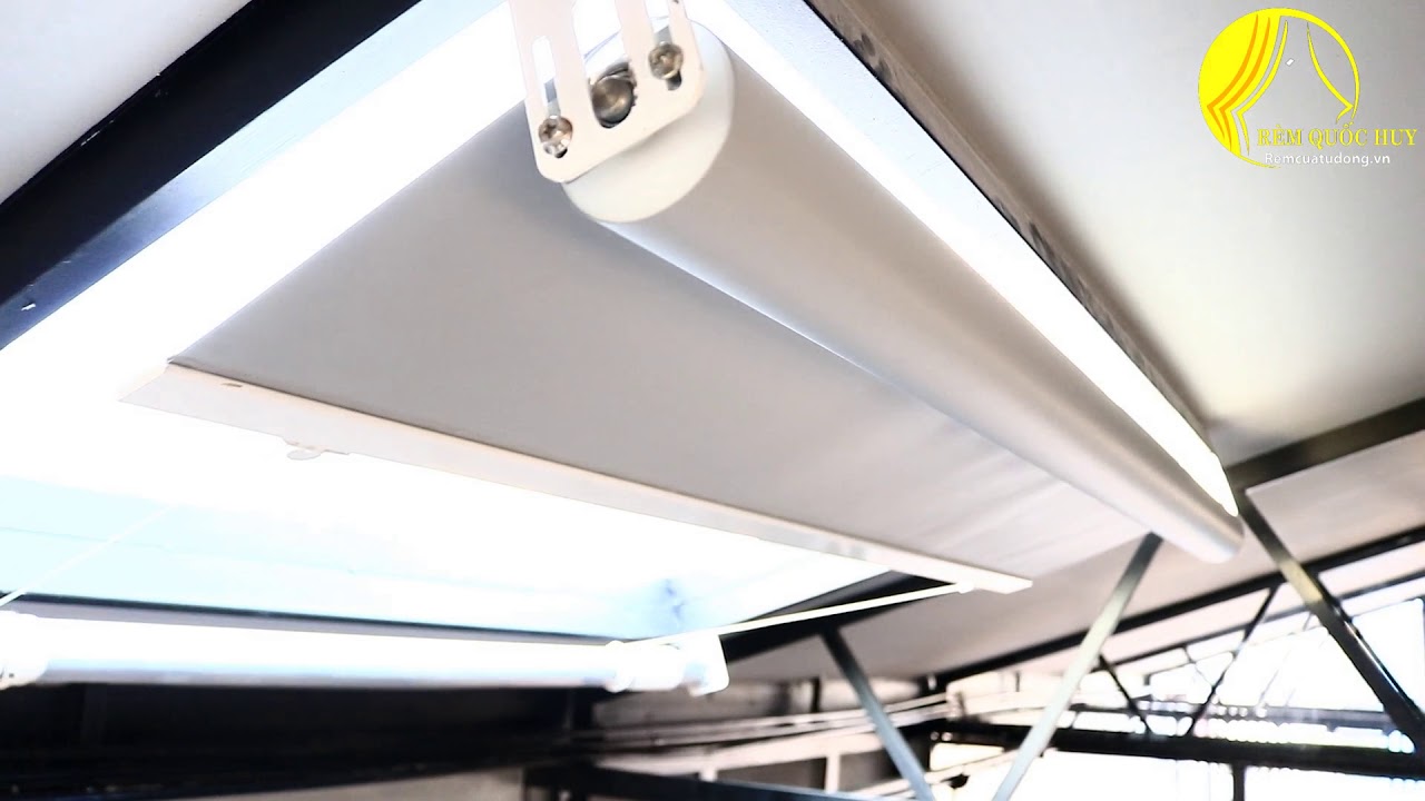 Kỹ thuật viên lắp rèm trần tự động tại TPHCM tận nơi nhanh chóng