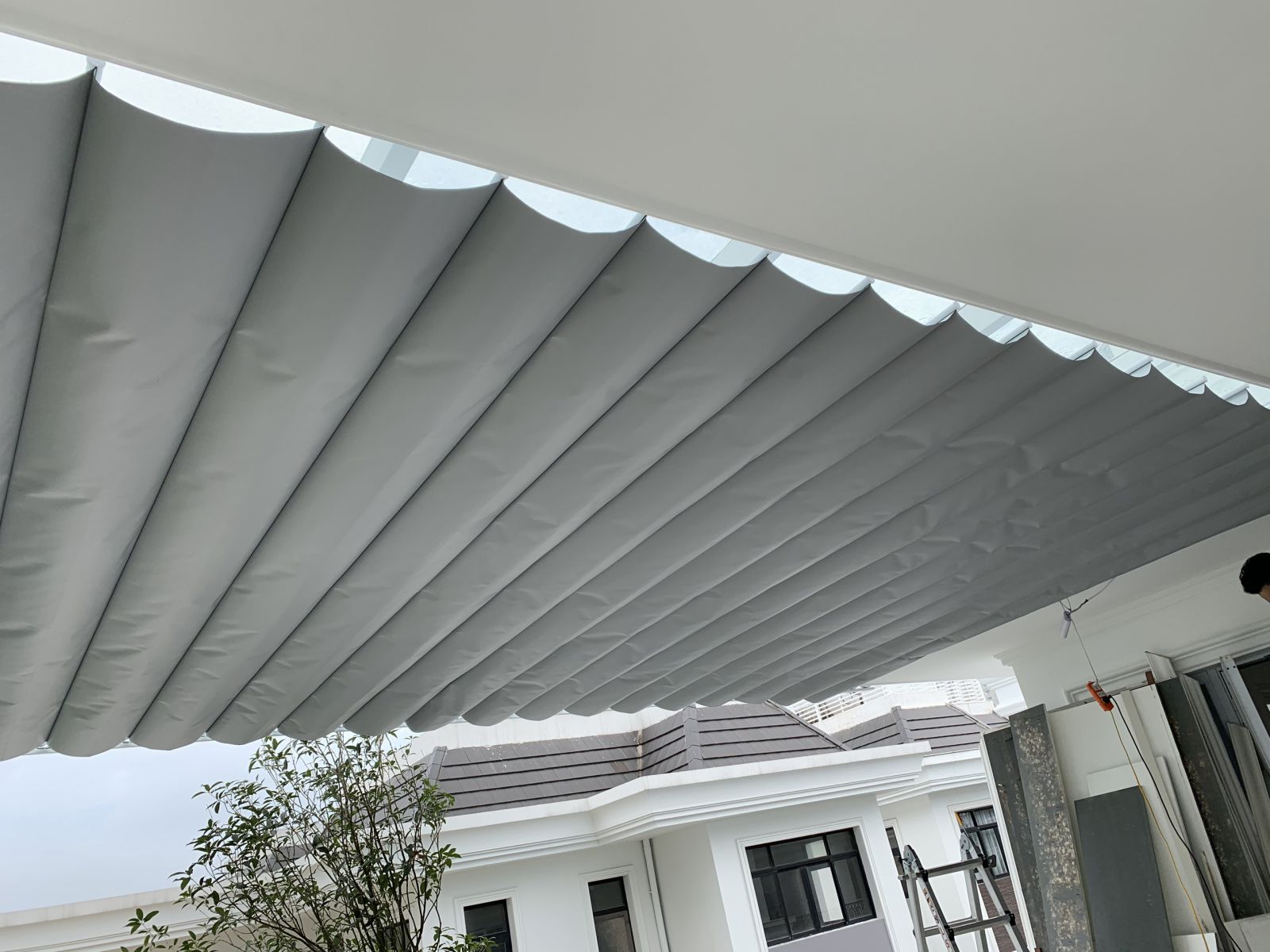 Lắp đặt rèm trần tự động cho giếng trời biệt thự hiện đại