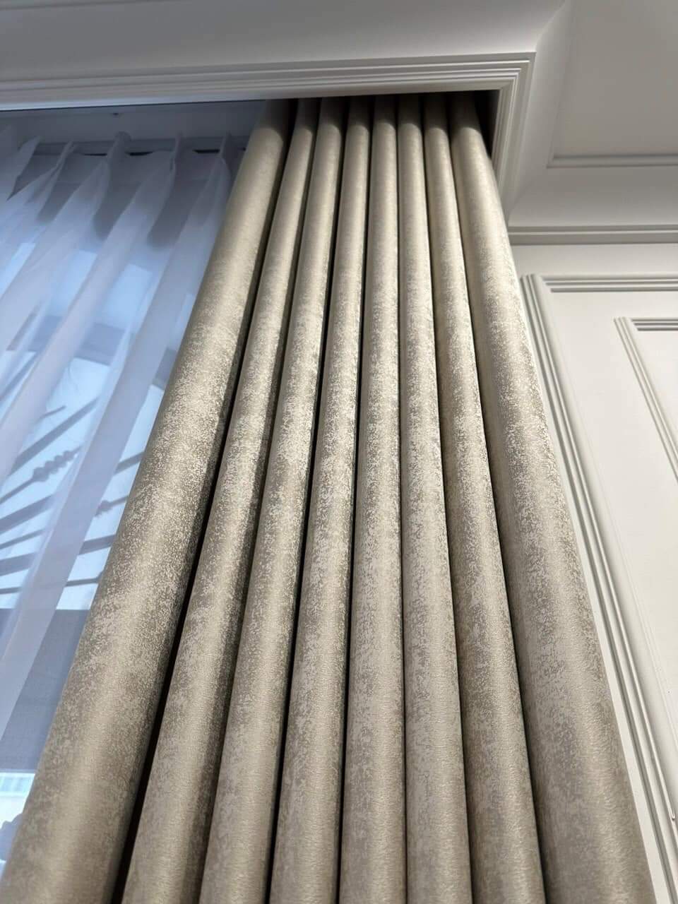 Lắp đặt rèm vải tự động âm trần thạch cao gọn gàng sang trọng