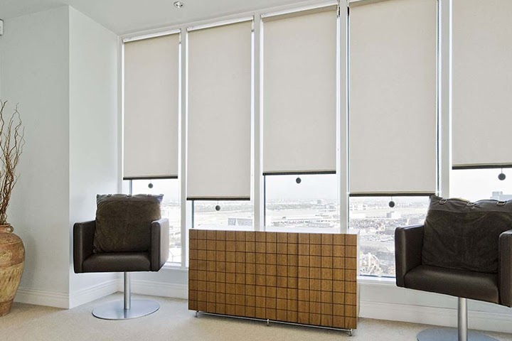 Mẫu rèm cuốn màu ghi xám, be nhẹ hợp nội thất hiện đại