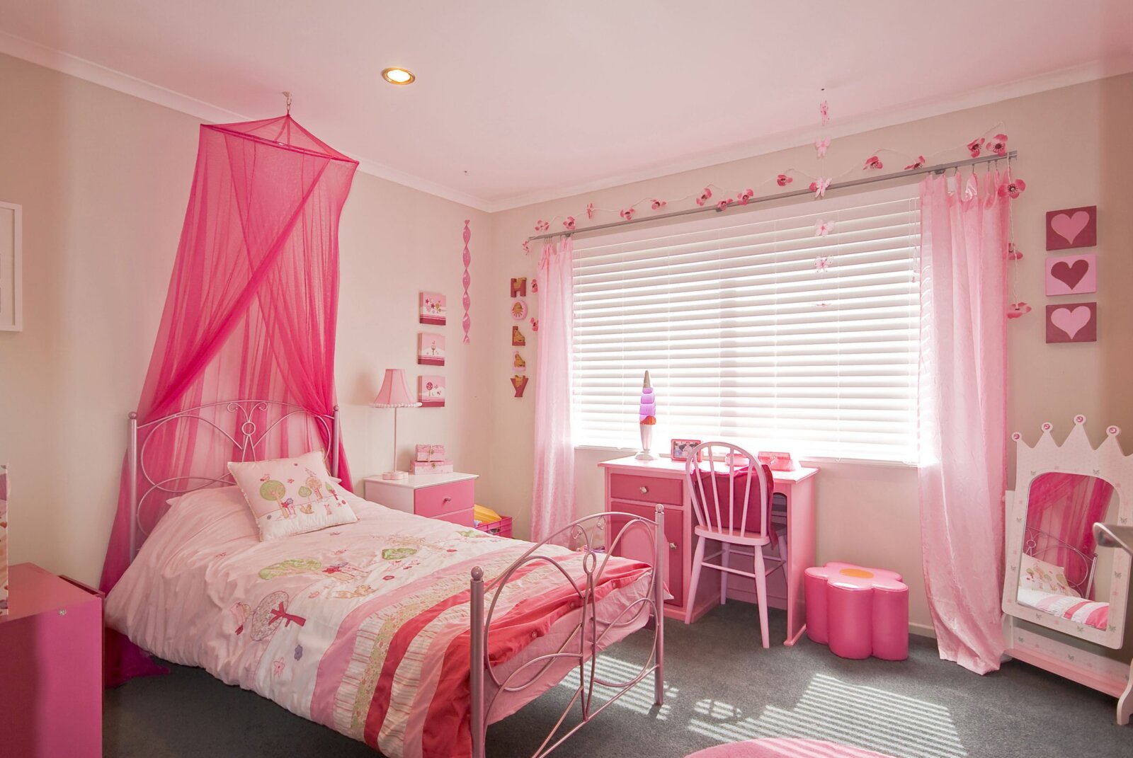 Mẫu rèm pastel mềm mại phù hợp phong cách nữ tính hiện đại