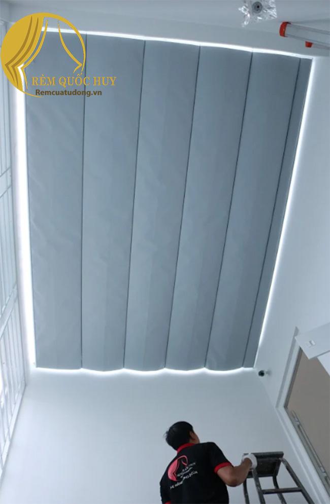 Mẫu rèm trần sân thượng tự động điều khiển từ xa tiện lợi