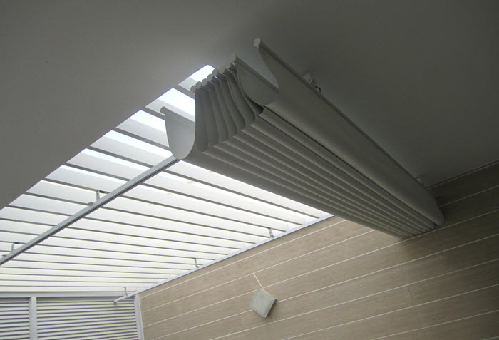 Mẫu rèm trần tự động cho mái kính nhà phố cao cấp