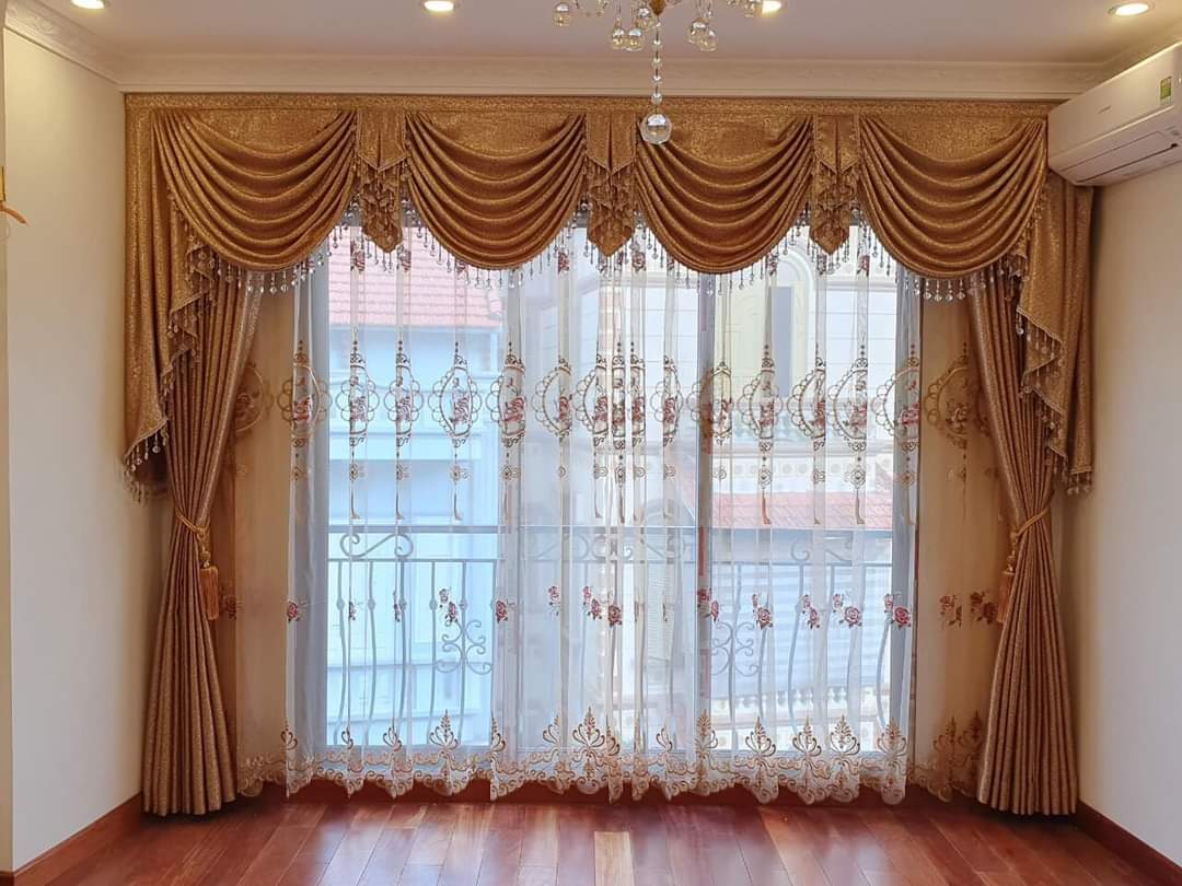 Nhân viên Rèm Quốc Huy lắp đặt rèm cửa cao cấp chuyên nghiệp