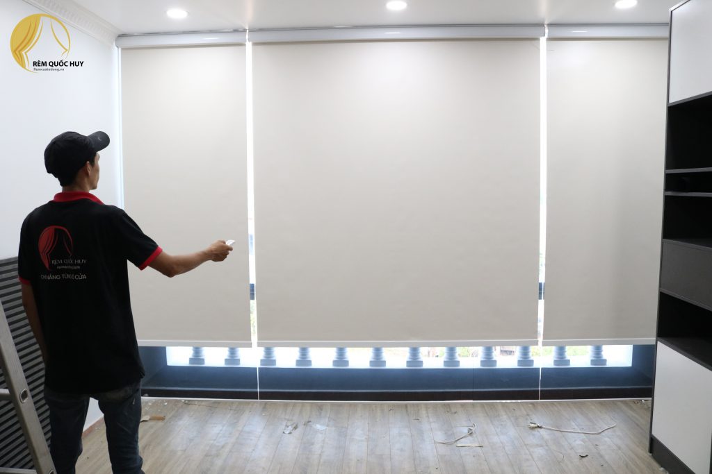 Quy trình lắp đặt rèm cuốn tự động trọn gói cho văn phòng