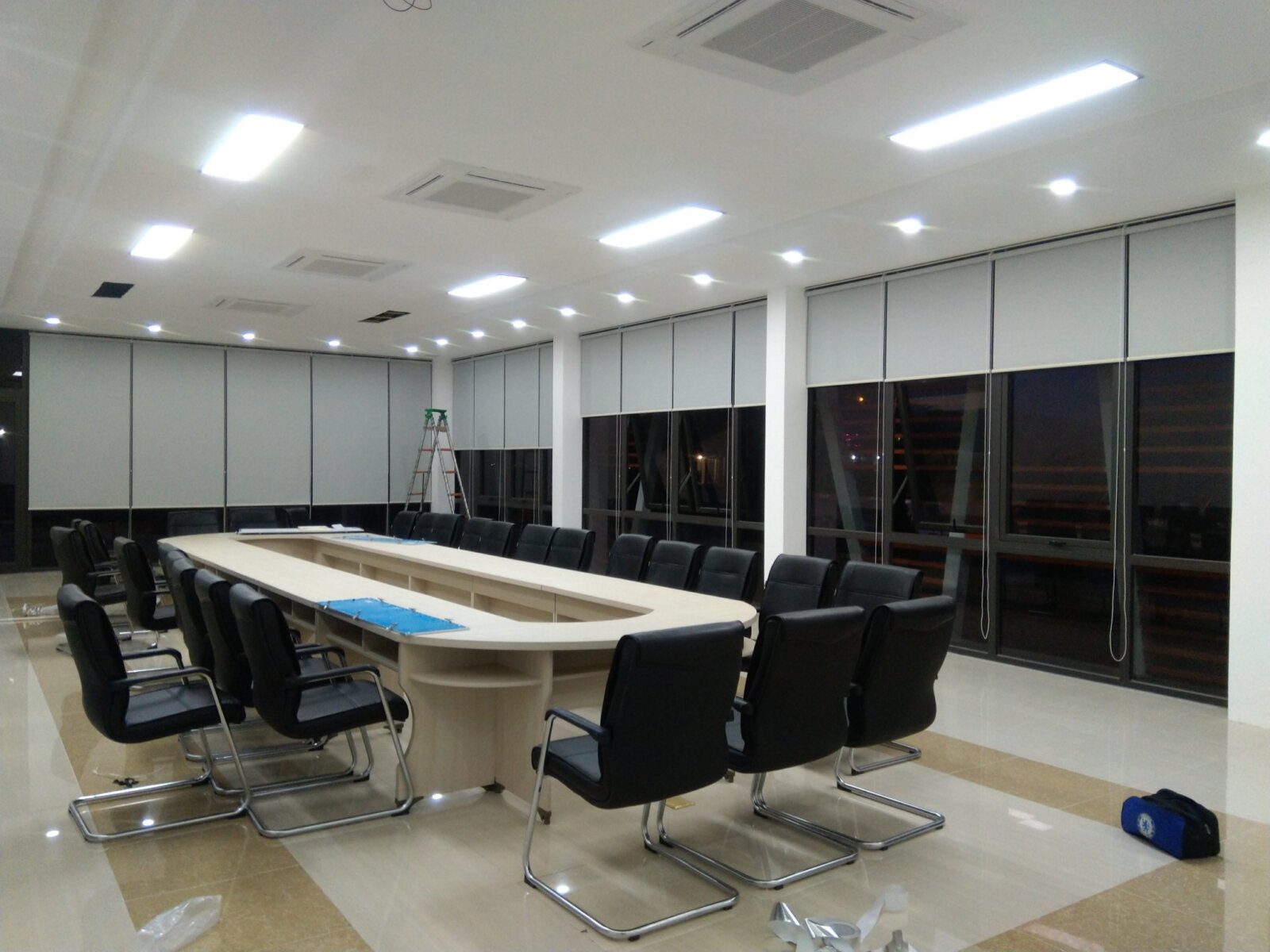 Rèm cuốn cách âm nhẹ, giảm chói ánh sáng trong phòng họp