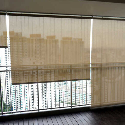 Rèm cuốn cho ban công và logia – Chống nắng, giữ riêng tư và thoáng sáng