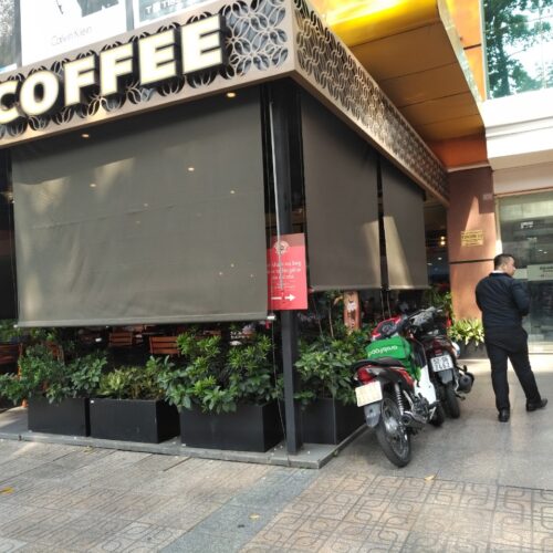 Rèm cuốn cho quán cà phê ngoài trời – Che nắng mưa, tạo không gian thoáng đẹp