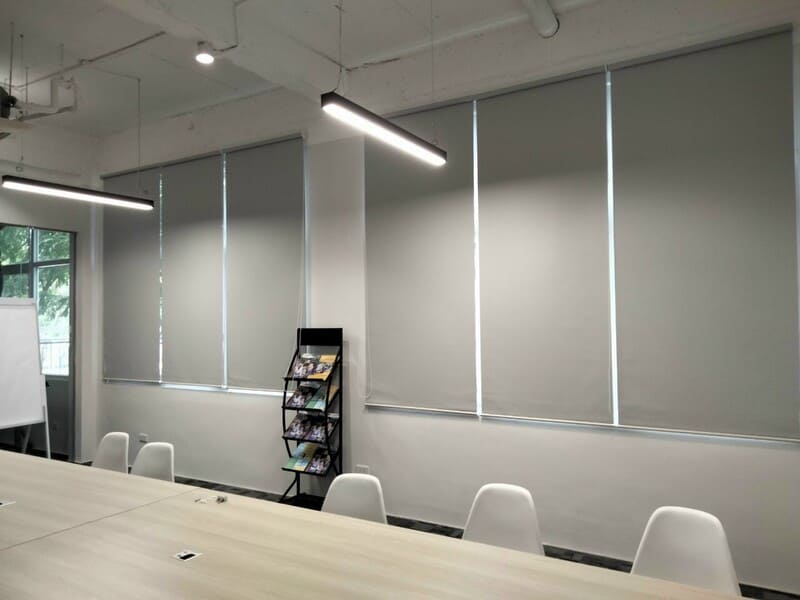 Rèm cuốn trơn màu trung tính hiện đại cho căn hộ