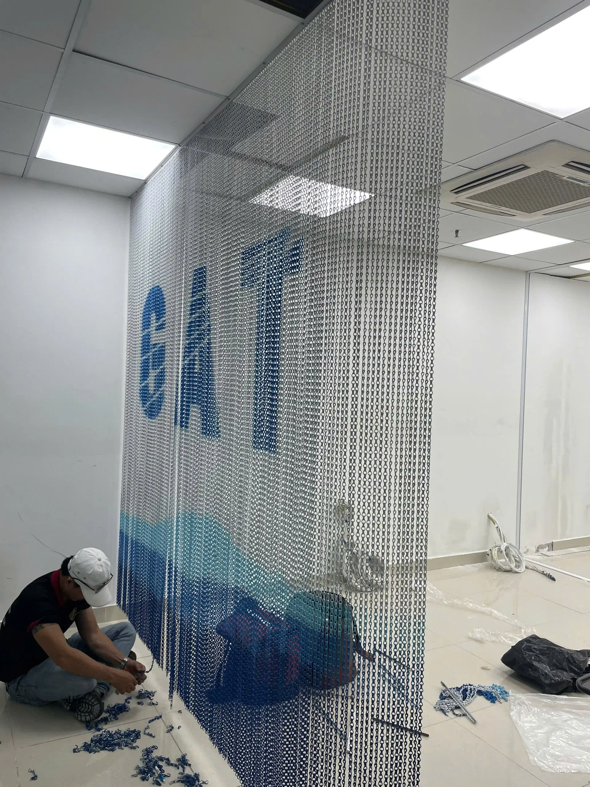 rèm sợi xích sơn hình phong cảnh tạo không gian sáng và sang trọng cho văn phòng