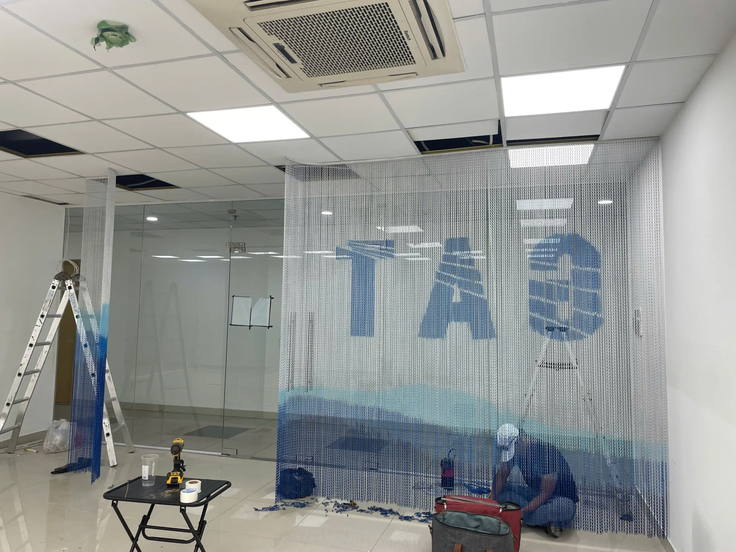 mẫu rèm sợi xích sơn hình chống gỉ sét dùng cho văn phòng công ty