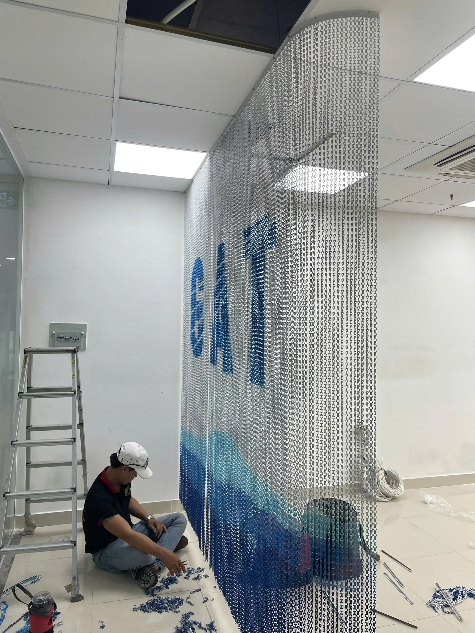 thi công rèm sợi xích sơn hình nghệ thuật cho không gian làm việc