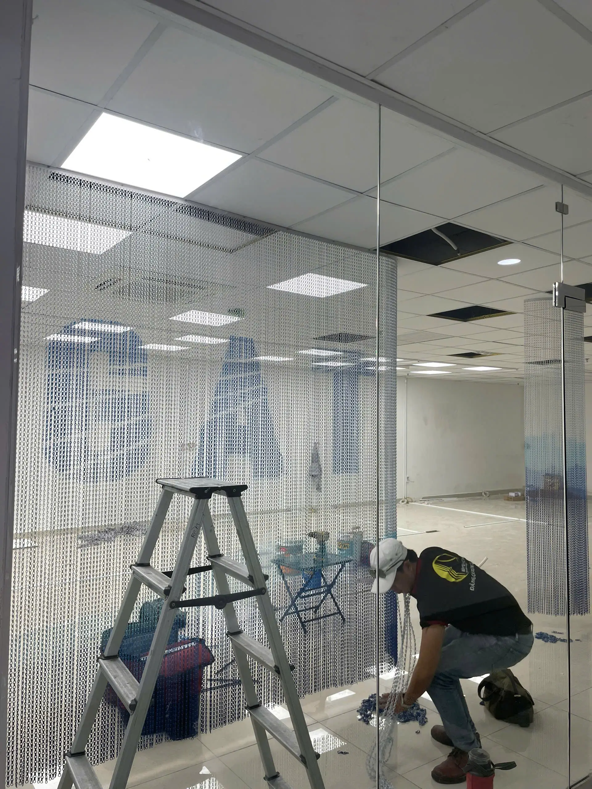 rèm sợi xích sơn hình cao cấp trang trí văn phòng hiện đại tại TP.HCM