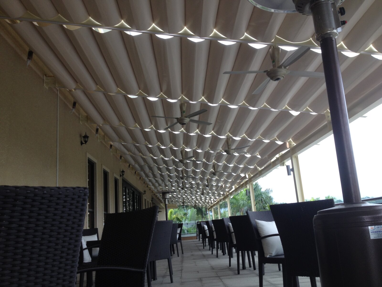 Rèm trần motor thông minh hoạt động êm ái và tiện lợi