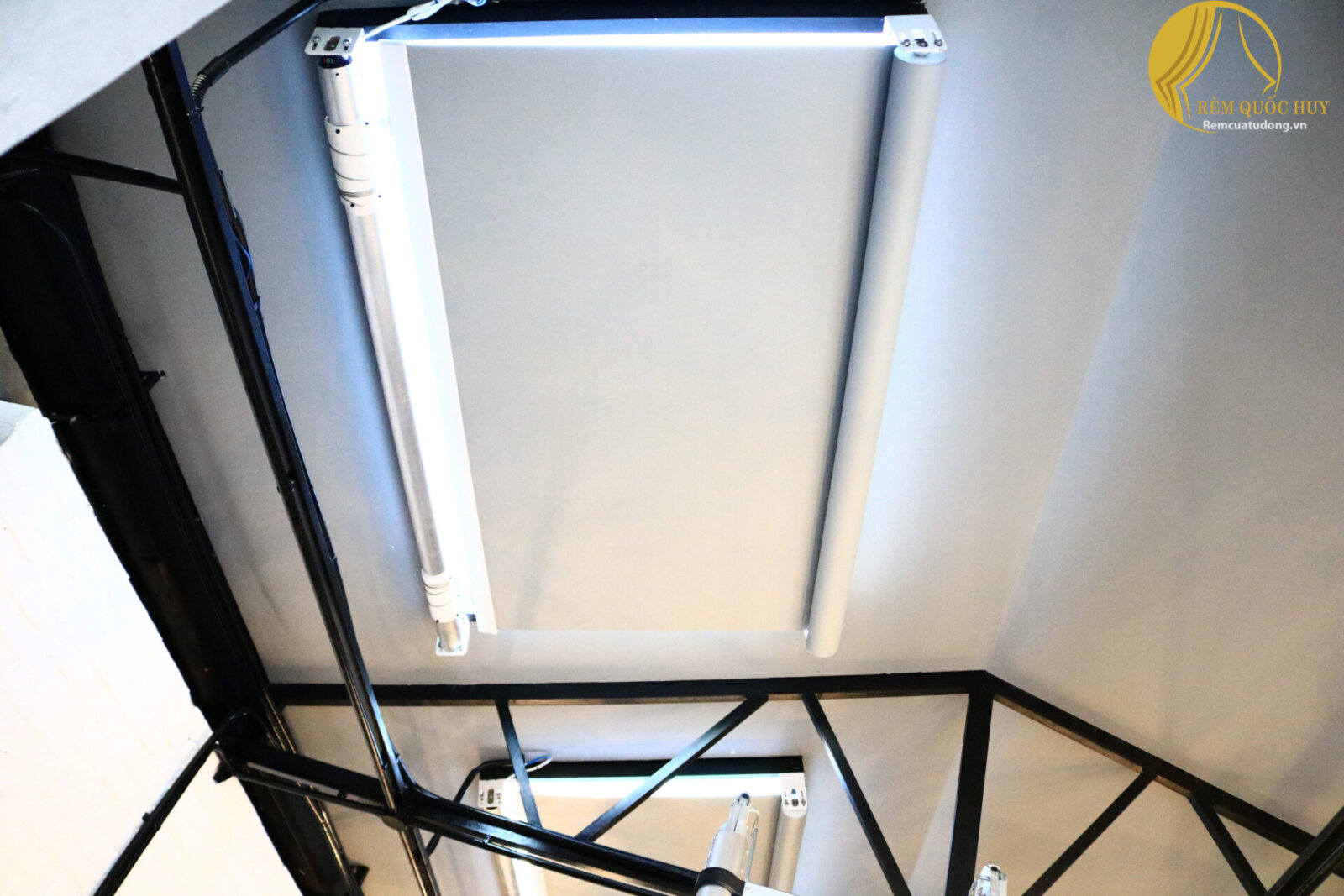 Rèm trần tự động ngoài trời lắp mái di động sân thượng