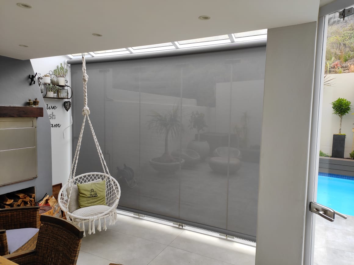 Rèm tự động ngoài trời cho nhà phố phong cách hiện đại