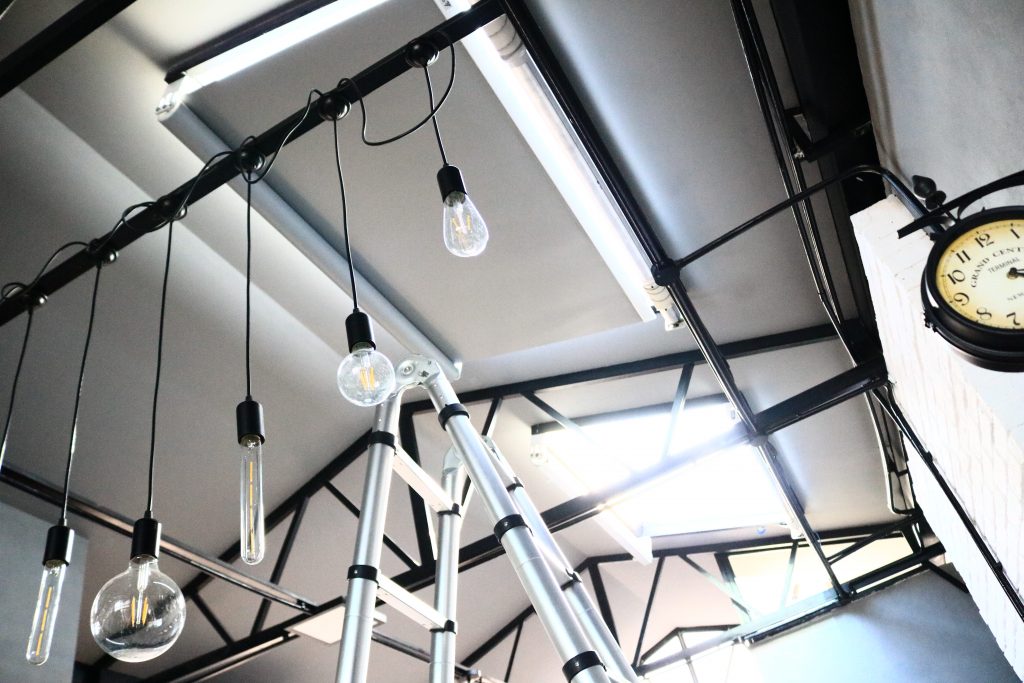 So sánh các loại rèm trần tự động để chọn mẫu phù hợp nhất