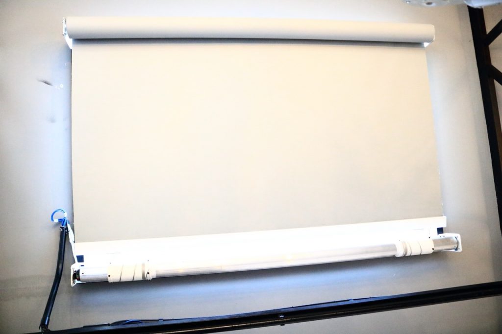 So sánh rèm trần tự động với rèm kéo tay truyền thống