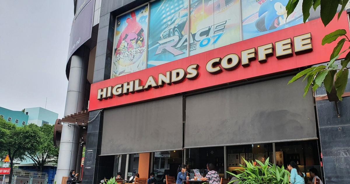 Mẫu rèm cuốn lưới xuyên sáng cho quán cà phê sân vườn