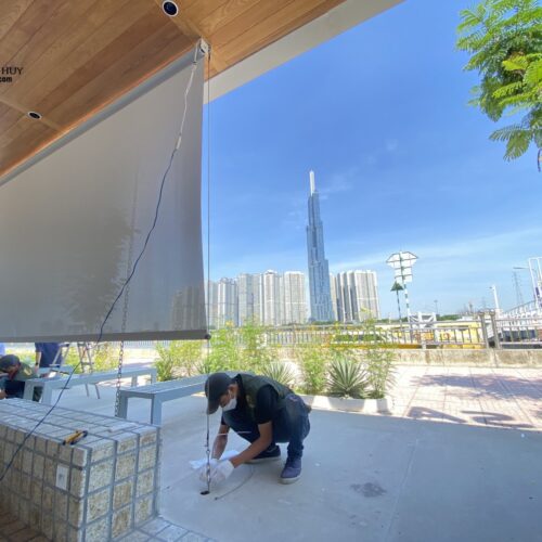 Rèm cuốn lưới tự động ngoài trời – Chống nắng, thoáng sáng, bền bỉ với thời tiết
