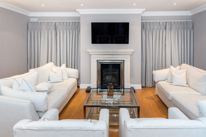 nên chọn rèm vải loại nào phù hợp với phòng khách phong cách tân cổ điển