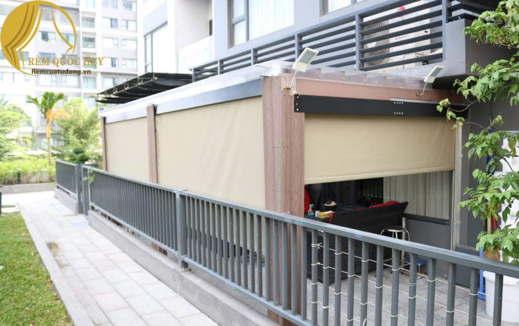 rèm lưới ngoài trời tự động chống tia UV bảo vệ nội thất