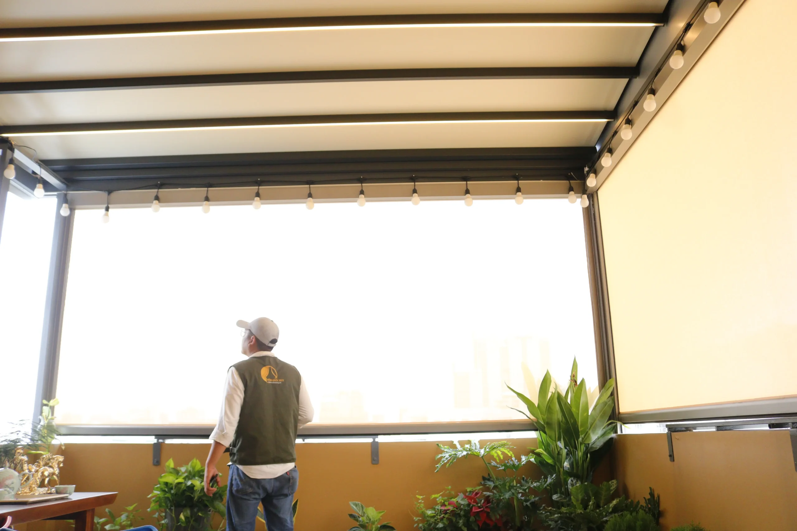 Rèm zipper sân thượng ngoài trời cao cấp Rèm Quốc Huy lắp đặt tại TP.HCM – chống nắng, cản gió và mưa hiệu quả cho không gian thư giãn ngoài trời. Rèm zipper sân thượng ngoài trời cao cấp Rèm Quốc Huy lắp đặt tại TP.HCM – chống nắng, cản gió và mưa hiệu quả cho không gian thư giãn ngoài trời.