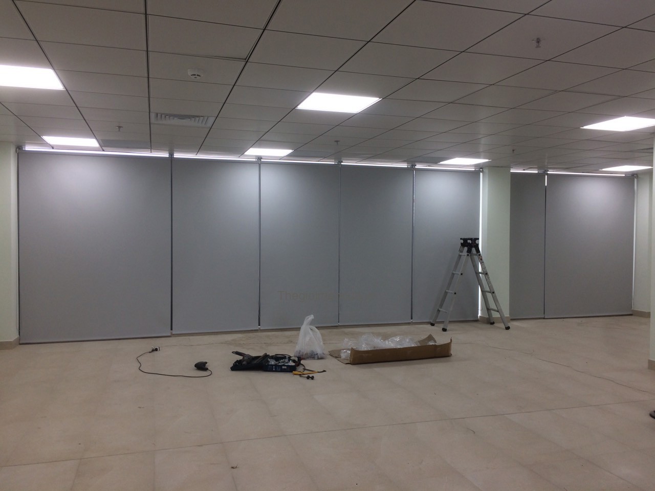 Mẫu rèm cuốn tự động điều khiển bằng remote hiện đại, êm ái khi vận hành