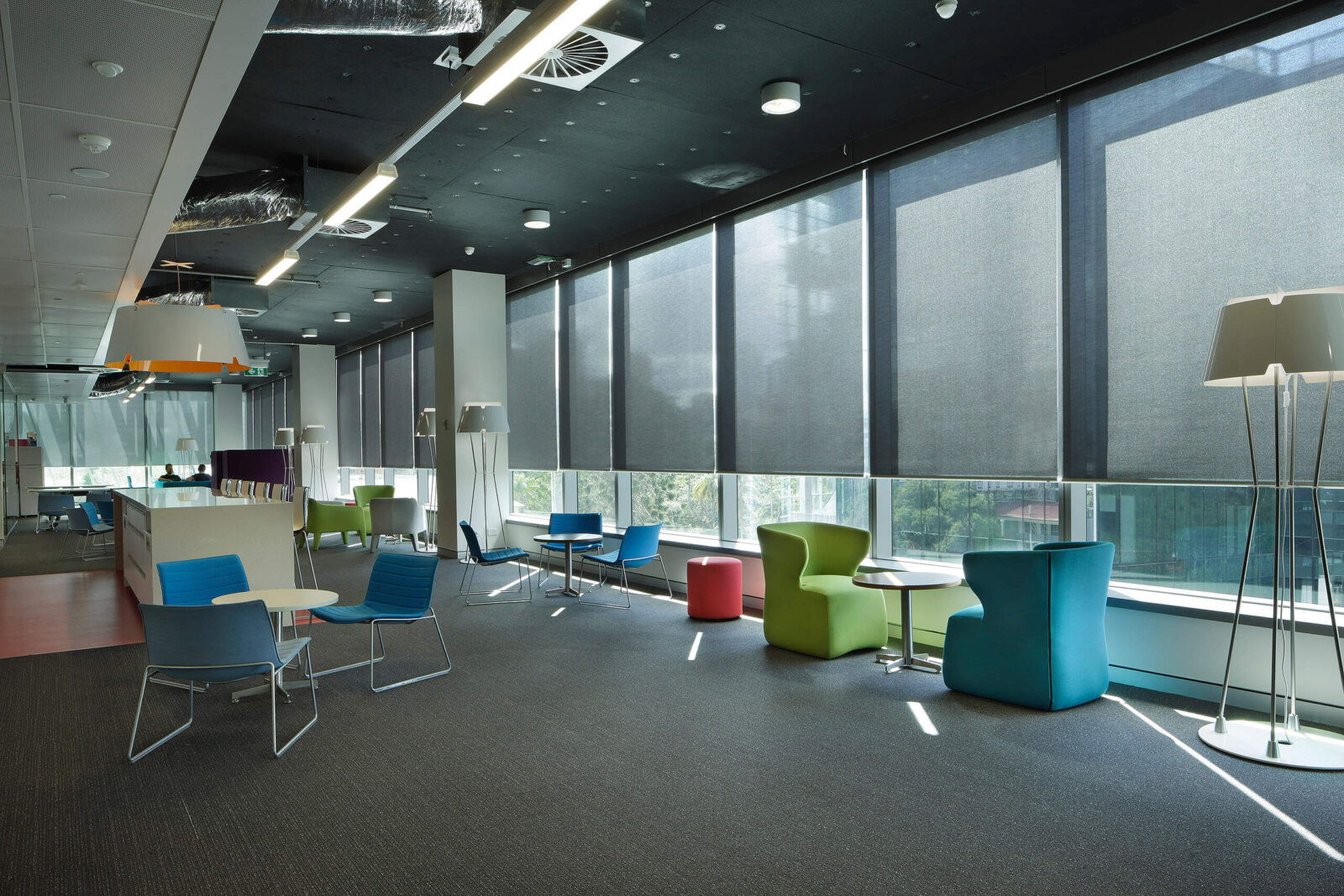 Giải pháp rèm văn phòng cho call center giảm ánh sáng mạnh