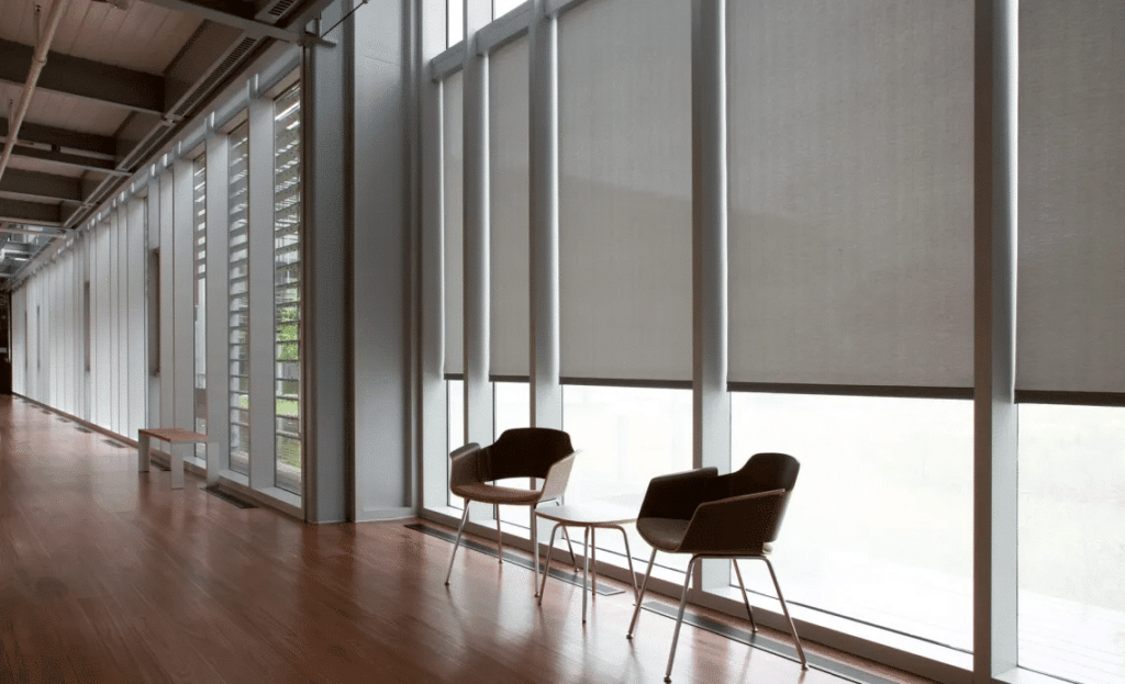 Hệ rèm văn phòng điều khiển từ xa tự động cho không gian làm việc hiện đại