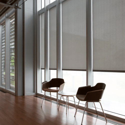 Giải pháp rèm văn phòng điều khiển từ xa nâng tầm trải nghiệm làm việc hiện đại