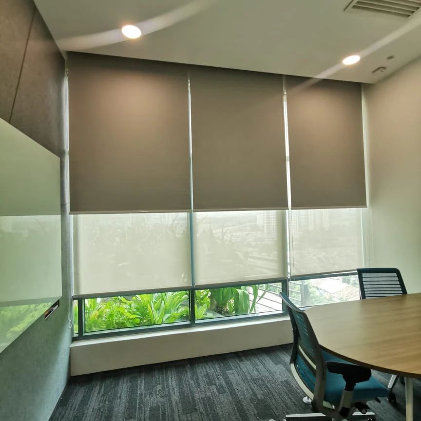 Không gian làm việc thanh lịch cùng rèm văn phòng phong cách tối giản