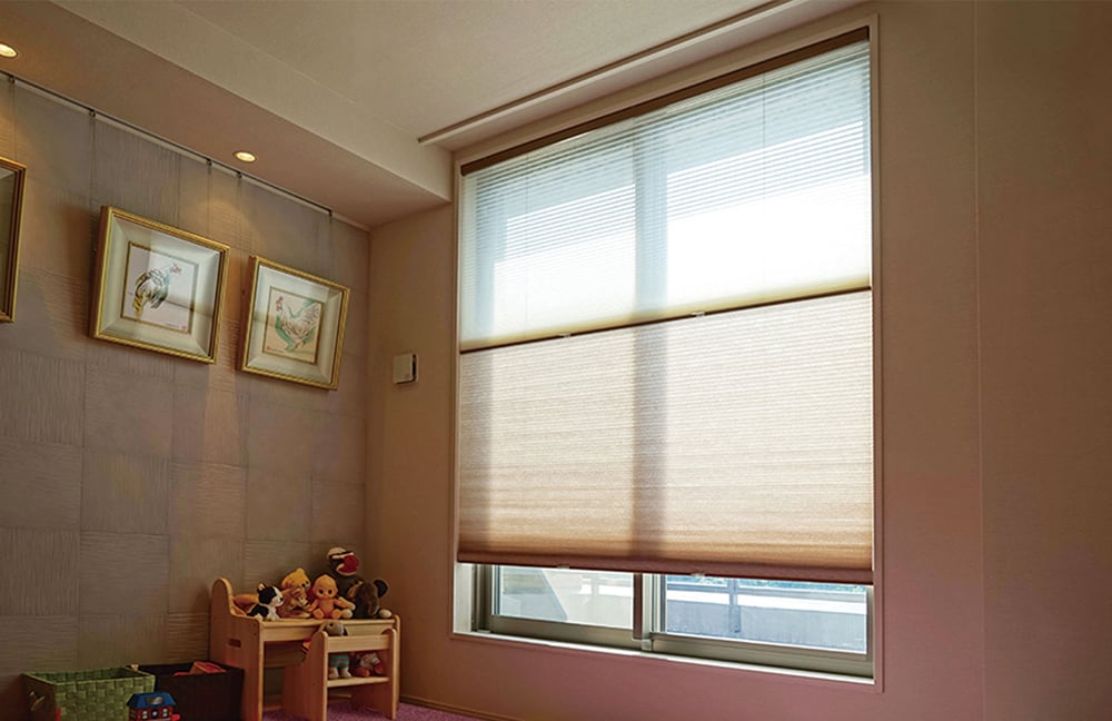 Không gian tối giản nổi bật với rèm tổ ong tinh tế